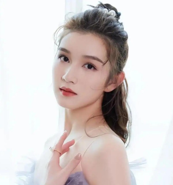 陈思诚新恋情刷屏！26岁小女友为其争光，佟丽娅成看客