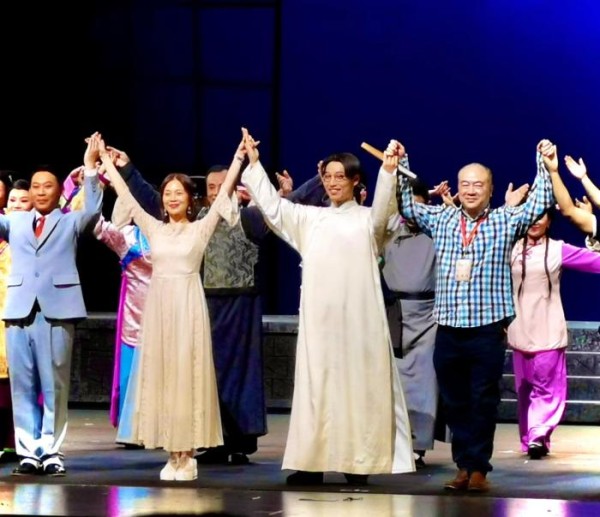 高志森(右一)与粤剧版《南海十三郎》演员。(受访者供图/《中国新闻》报 发)