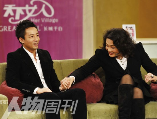 2010年12月8日，汪小菲、张兰在杨澜节目《天下女人》录制现场