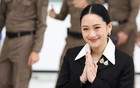 站在岔路口的泰国总理佩通坦