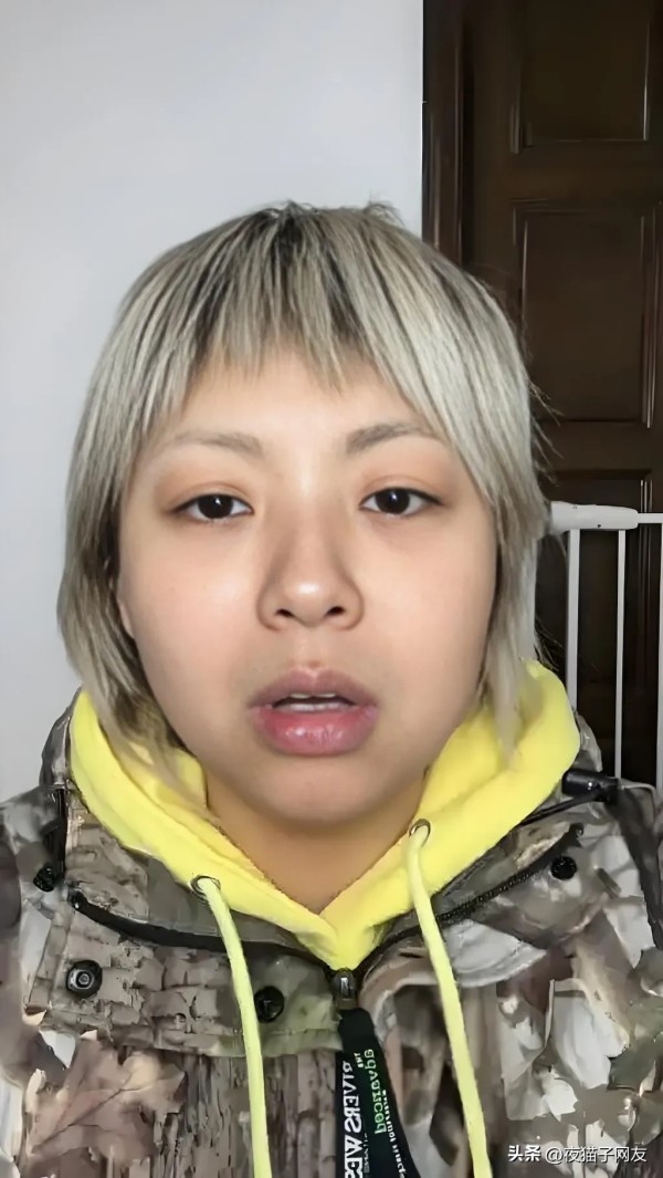 重生之我是咸鱼：今天有个叫黄毛毛的博主自曝被6000万粉男艺人殴打辱骂。据黄毛毛说，2024年10月27日，因为脚本沟通问题，她在酒店被这位男艺人拉着进行了两个小时的殴打辱骂。过程中，男艺人先用枕头砸她，还掀翻茶几、用玻璃杯砸她。甚至男艺人的保镖还压住她，让她鞠躬。打累了之后，男艺人还躺在沙发上对她进行人格侮辱，让她承认自己是狗。1月25日下午，黄毛毛晒出了被辱骂录音并@张大大，疑似指认该男艺人为...