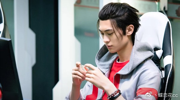 《青你3》自带“光环”的男人梁森，比光头还闪亮的是他的背景
