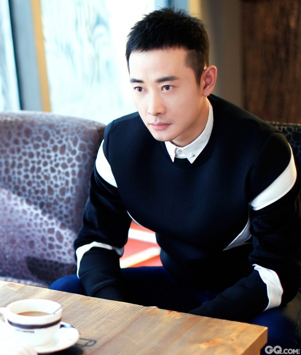 最近，演员罗晋因饰演热播剧《克拉恋人》中的男二号雷奕明爆火。女观众们都纷纷感叹：霸道总裁Rain是女主的，暖男罗晋是观众的！ 剧中雷奕明就像个傻子，对一个发小米多无限付出，帮她整容、换身份、收留她，爱上她却还帮她追总裁，不让她受一点委屈。或许因为大家过分沉迷于雷奕明和米多的关系，近期“罗晋唐嫣订婚”的假消息迅速登上微博和百度热搜榜。这个罗晋到底是何许人也？让我们了解一下这位男神成为雷奕明之前的故事吧。 