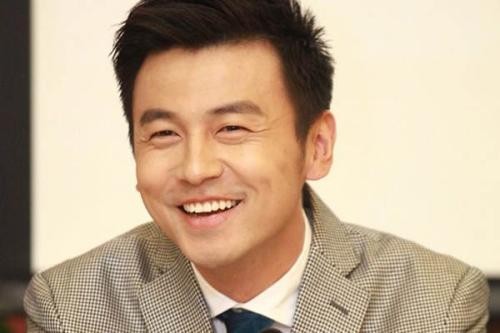 郭京飞代替雷佳音上台领奖，两人隔空互怼相爱相杀