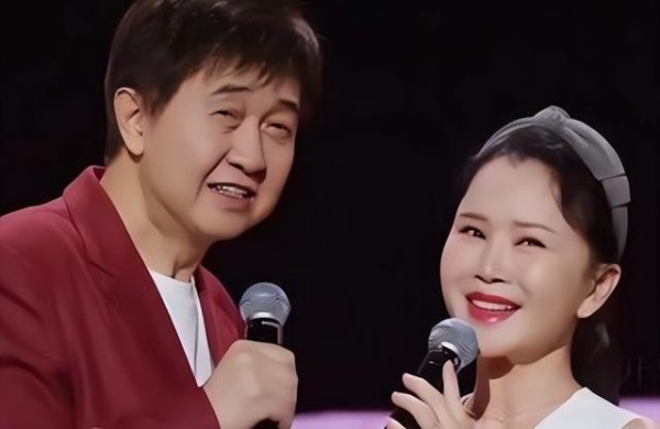 64岁付笛声直播捞金！住豪宅儿子当总裁，一首歌吃一辈子