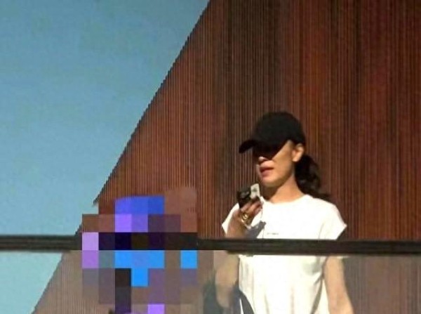 宋佳母女逛文创园被拍 自然互动引热议 明星亲情贵在真实