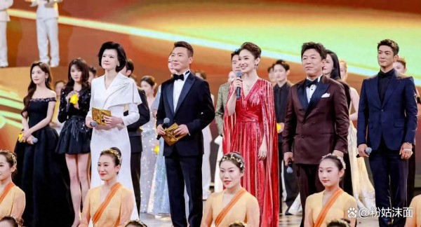 32岁蓝羽首与康辉合体主持，获赞适合春晚非网红脸