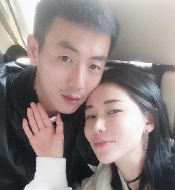 国足球员秦升有多幸福？妻子比他大几岁，而且还是一位富婆~