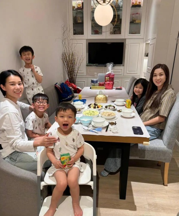 钟嘉欣胡杏儿闺蜜聚会：三娃妈妈的友情暗战，藏着人间真实