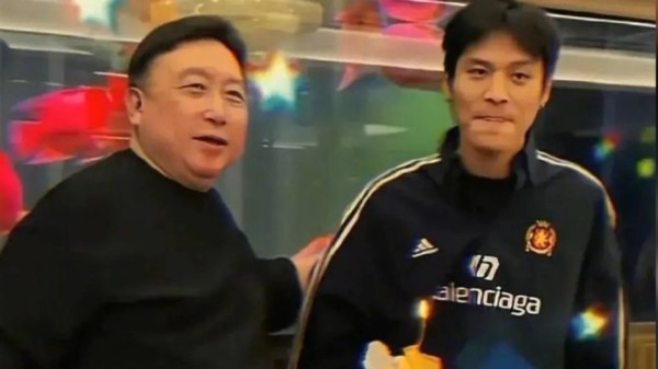 疯狂小杨哥罕见露面，参加王晶生日会，身形消瘦略显紧张