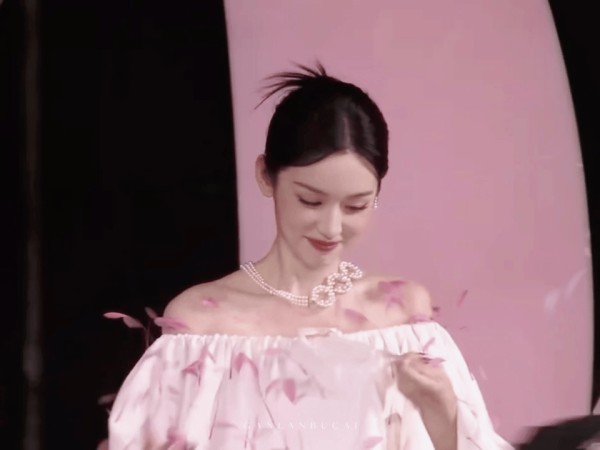 周也VOGUE盛典走秀，上演一秒变装，走起秀来有点像傲娇的玛丽猫