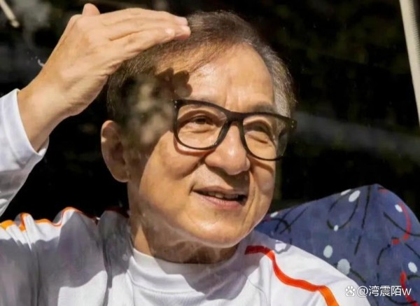 成龙吕秀菱私生子疑云起，背后真相几何？