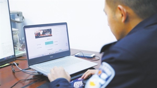 汪挺在网上进行信息比对。