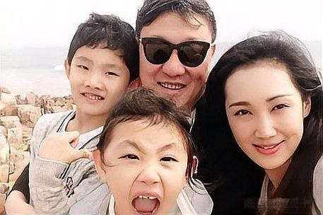 韩磊韩磊其其格一家四口在海边合影，展现幸福时光