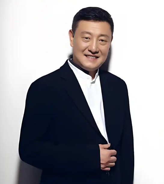 韩磊专业男士穿着西装微笑照