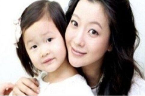 不承认整容，生下孩子却惨遭“打脸”的4位明星，黄奕上榜