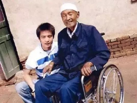 盘点成名前被父母抛弃的明星们, 最后一位成名之后让父亲拿钱滚蛋