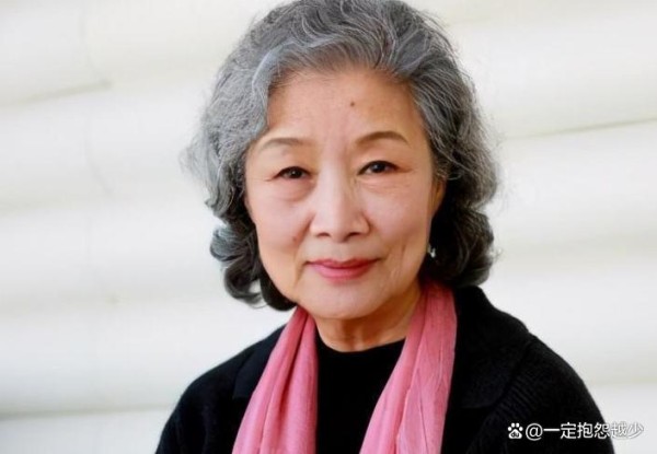 她是冯远征的“娘”，怒怼蒋雯丽，73岁成影后83岁仍优雅