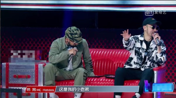 吴亦凡和热狗忙着讨论选手淘汰原因时，潘玮柏却在做鬼脸！！