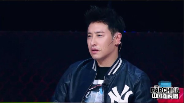 吴亦凡和热狗忙着讨论选手淘汰原因时，潘玮柏却在做鬼脸！！