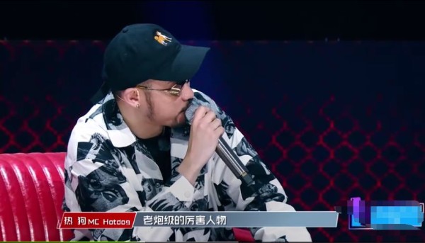 吴亦凡和热狗忙着讨论选手淘汰原因时，潘玮柏却在做鬼脸！！