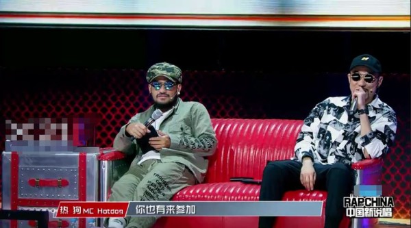 吴亦凡和热狗忙着讨论选手淘汰原因时，潘玮柏却在做鬼脸！！