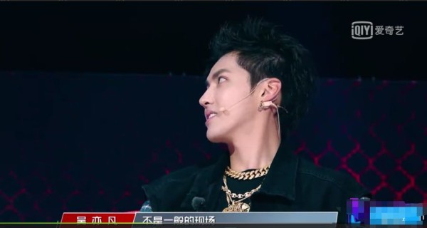 吴亦凡和热狗忙着讨论选手淘汰原因时，潘玮柏却在做鬼脸！！