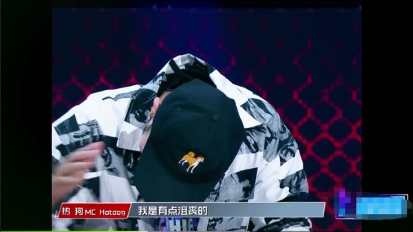 吴亦凡和热狗忙着讨论选手淘汰原因时，潘玮柏却在做鬼脸！！