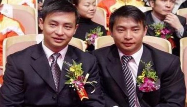 李氏大小双两兄弟，退役后兄弟俩经商办企业，妻子都是明星