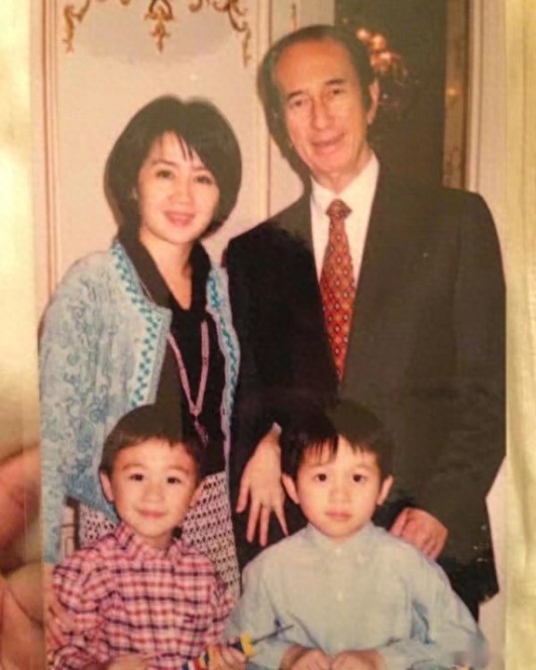 关系崩了？何猷君何超莲互相取关，父亲去世不要家族体面内斗升级