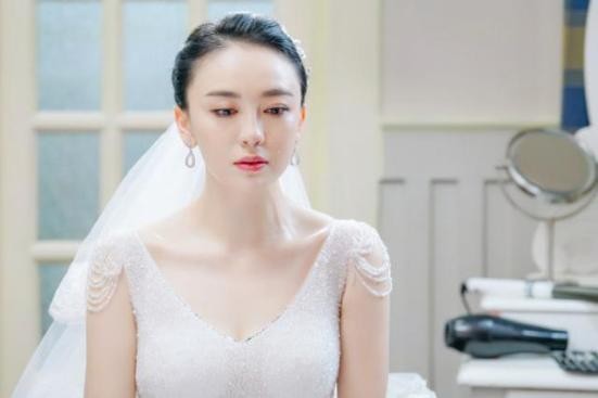 曾力挺李小璐的百变御姐吕佳容凌晨发割腕照片，并发文怀念乔任梁