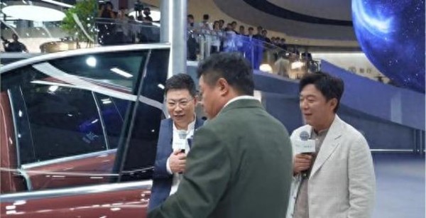 黄渤上海车展现场发声！问界M8面临质疑，车主真实评价出现-有驾