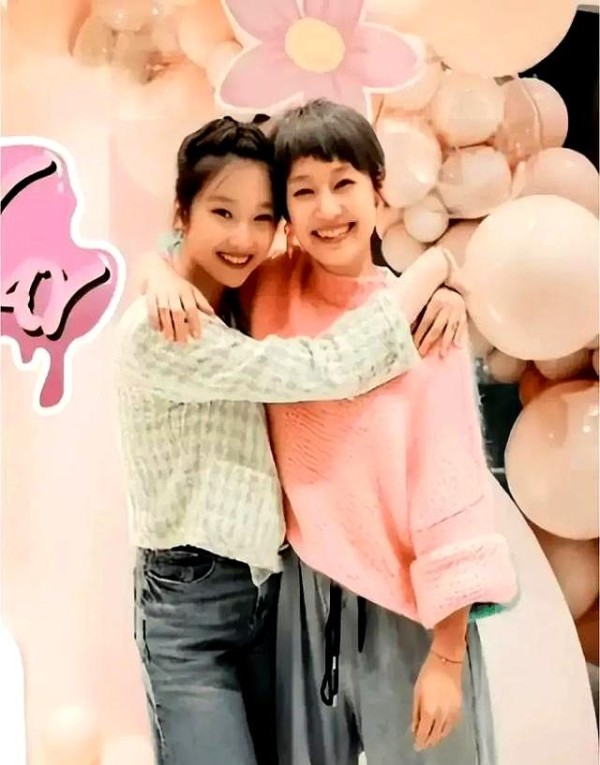 “母亲节”马伊琍与女儿同框似姐妹，49岁素颜，母女美翻全网！