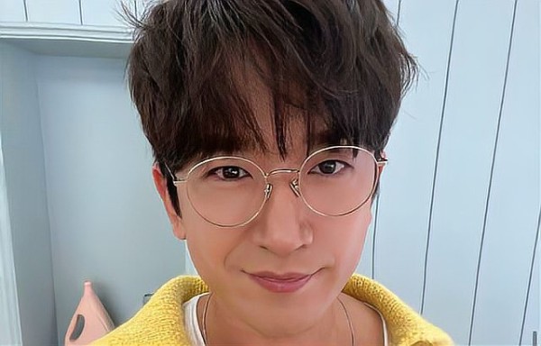 李玟雨清新微笑的年轻男子近照