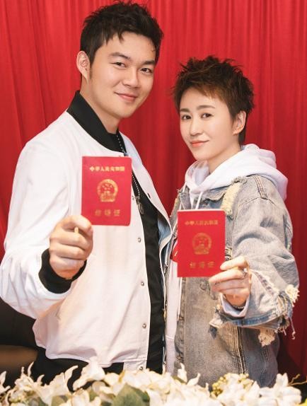 马冬梅出嫁了 马丽领证结婚 与男友许文赫修成正果