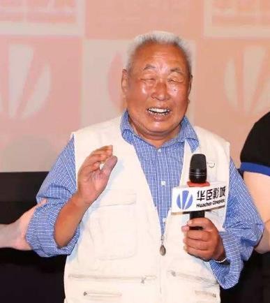 因“马冬梅”走红的大爷，本来只是路过，却被沈腾喊住拍戏