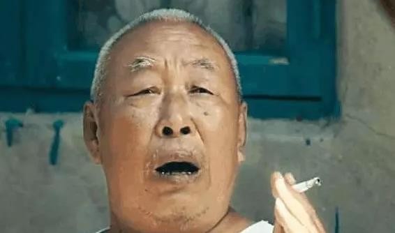 因“马冬梅”走红的大爷，本来只是路过，却被沈腾喊住拍戏