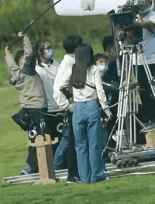 44iou：有网友竟然爆料出周也与多位明星的恋爱传闻，真是让人大跌眼镜！据悉，周也曾与王星越、檀健次以及赖冠霖有过感情纠葛，真是让人哭笑不得。

其中，周也与赖冠霖的恋情传闻大约在22年初便告一段落。而到了22年底，周也似乎又与檀健次擦出了火花，两人在合作拍摄某部作品时传出绯闻。然而，好景不长，由于双方工作繁忙，聚少离多，这段感情也在暑假期间草草收场。

至于与王星越的恋情传闻，更是扑朔迷离。有爆...