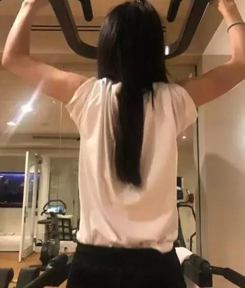 黄晓明：豪宅价值过亿，落地窗前能看到东方明珠，私人健身房很大