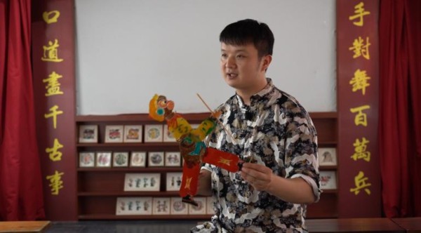 亳州皮影代表性传承人张新闻讲述皮影起源、制作技艺及表演特点。