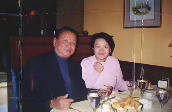 1995年，洪晃和父亲洪君彦的一张合影，两人容貌神似！