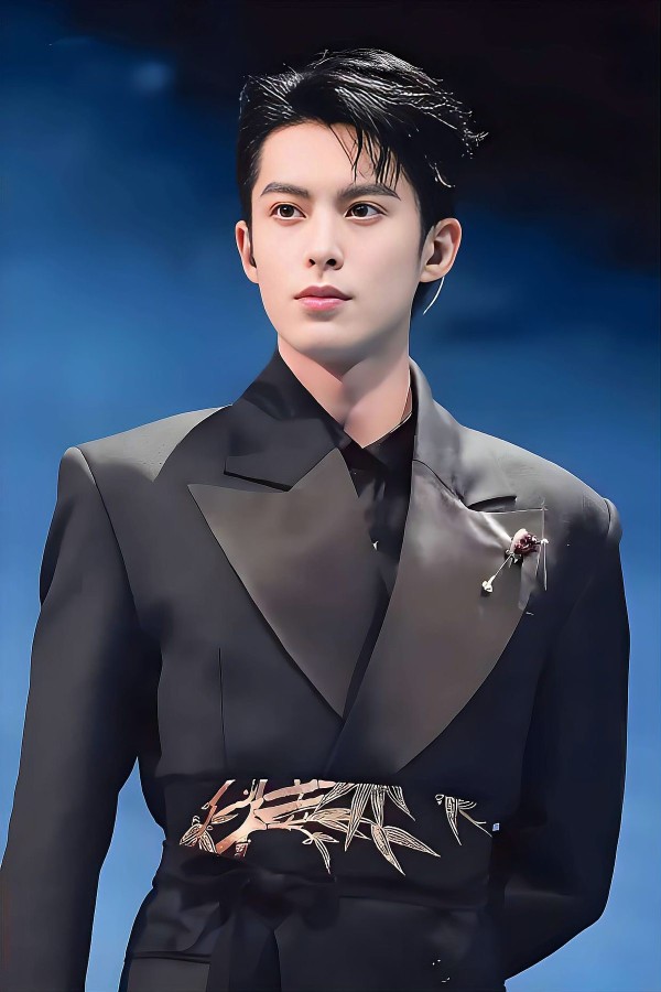 王鹤棣时尚男士穿着黑色西装的肖像照