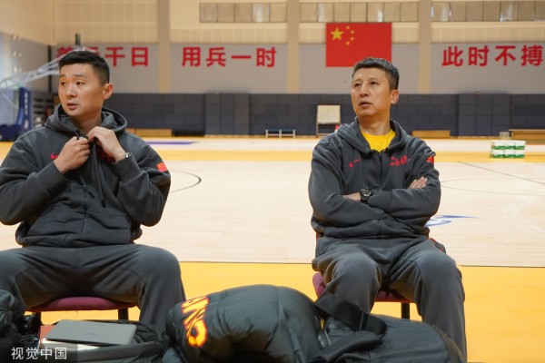 郭士强（右）目前正在中国男篮担任助理教练。
