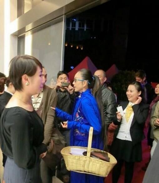 杨丽萍的包总是那么的特别，这个菜篮子能秒掉一切名牌包