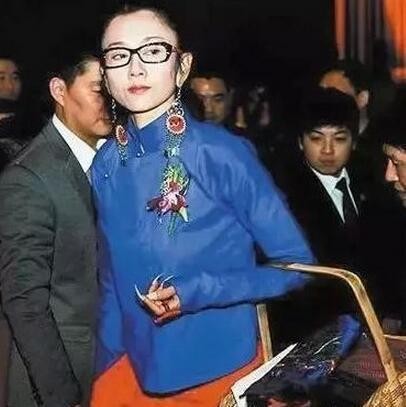 杨丽萍的包总是那么的特别，这个菜篮子能秒掉一切名牌包