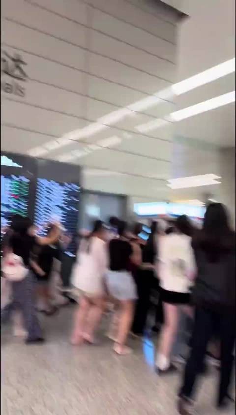李登科机场被误认撞脸丁禹兮,玩梗称又蹭到大帅哥