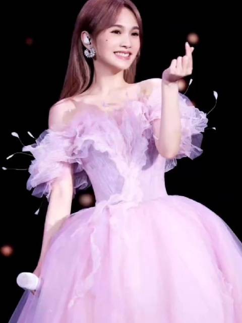 杨丞琳术后发文报平安,老公李荣浩全程陪伴,暖心抱抱超甜