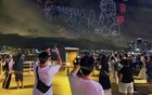 香港上空，1200架无人机重现“日本投降矣”