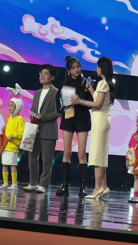 关晓彤自然美获赞,高颜值基因引热议