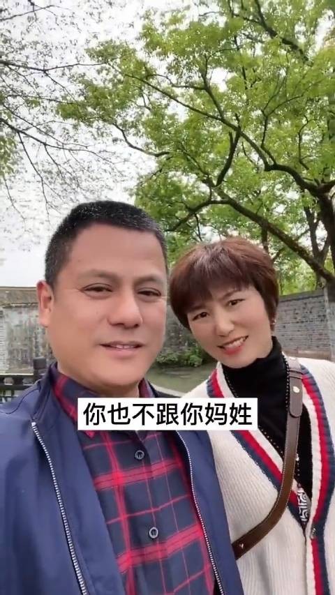 疯狂小杨哥的姓是一个大问题。 小杨哥其实姓张，而不姓杨……